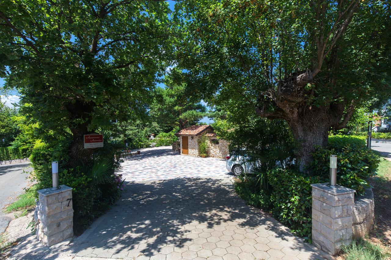 Apartments Antonija Малинска Экстерьер фото