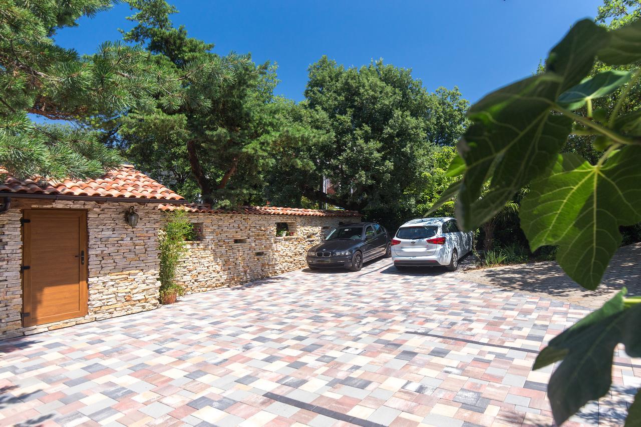 Apartments Antonija Малинска Экстерьер фото