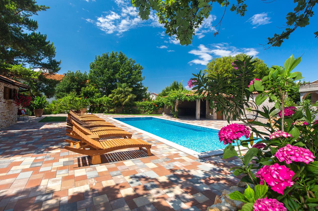 Apartments Antonija Малинска Экстерьер фото