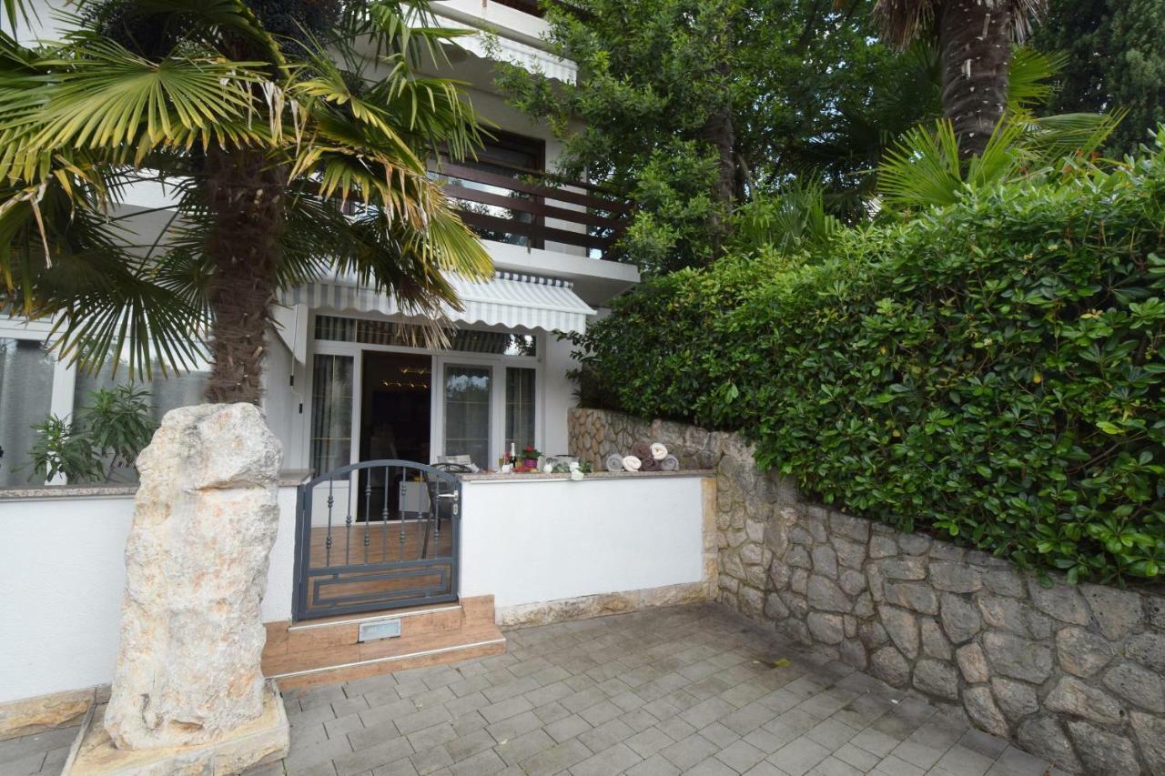 Apartments Antonija Малинска Экстерьер фото